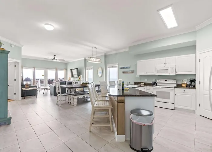 Gulf-front With Balcony Overlooking Pool New Furniture & W&d Holiday home